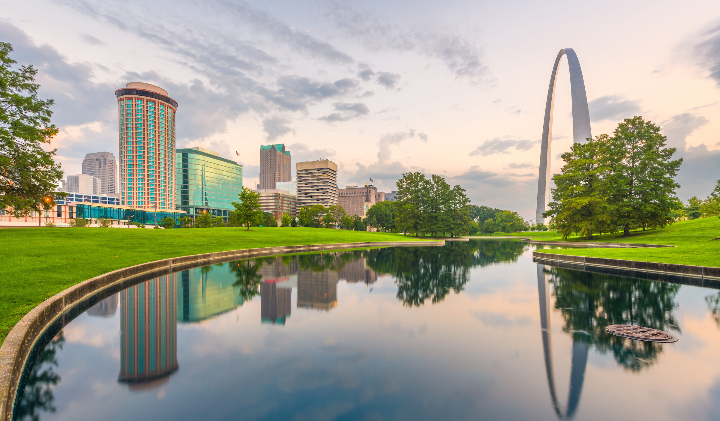 St. Louis, Missouri, USA city skyline and park